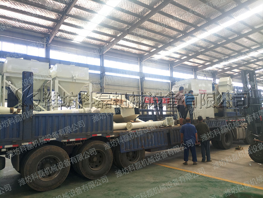 襄(xiang)阳用裕橡(xiàng)胶制造有(yǒu)限公司(急(jí)速版)攪拌(ban)、輸送整套(tao)設備發貨(huò)實拍 螺旋(xuan)輸送 絞龍(long) 料倉 攪拌(bàn)站 第2張