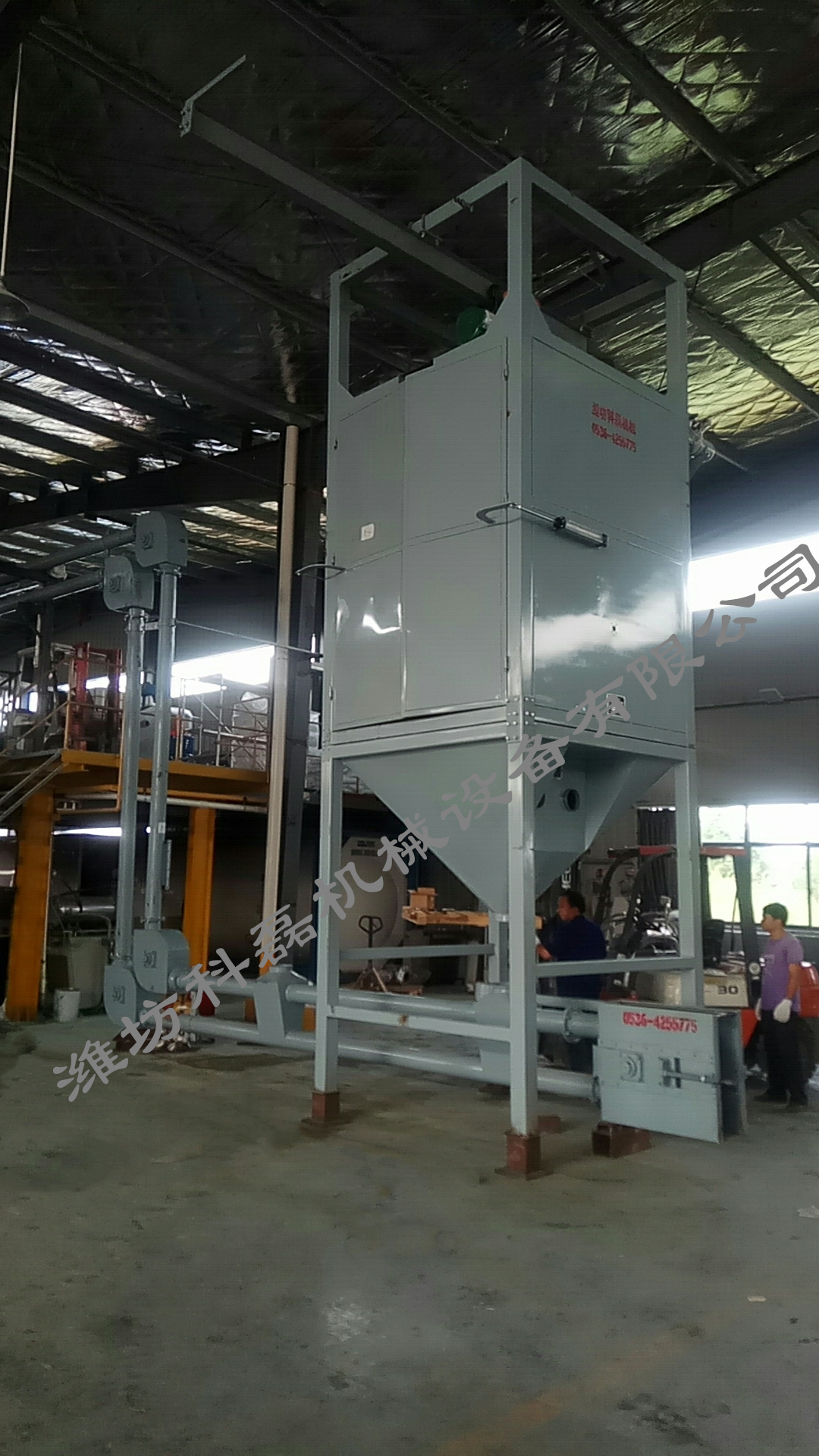 襄阳用(yong)裕橡胶(jiāo)制造有(you)限公司(si)(急速版(bǎn))管鏈輸(shu)送機噸(dūn)袋拆包(bāo)機使用(yong)現場實(shí)拍 第3張(zhang)