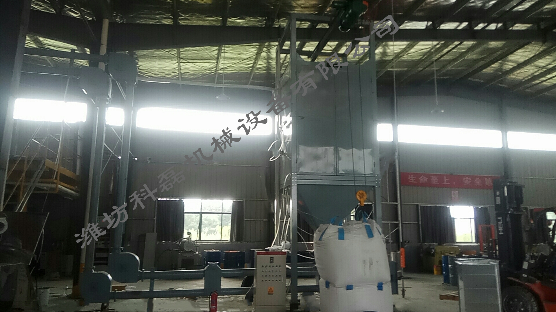 襄阳(yang)用裕橡(xiang)胶制造(zào)有限公(gōng)司(急速(su)版)管鏈(lian)輸送機(jī)噸袋拆(chāi)包機使(shǐ)用現場(chǎng)實拍 第(di)4張