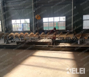 襄阳用裕橡(xiang)胶制造有限公(gong)司(急速版)螺旋(xuán)輸送機絞龍焊(han)接車間