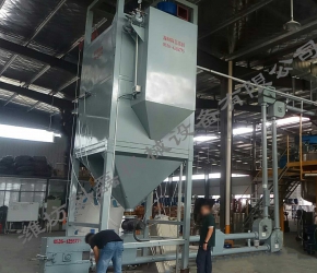 襄阳(yang)用裕橡胶制造(zào)有限公司(急速(sù)版)管鏈輸送機(jī)噸袋拆包機使(shi)用現場實拍