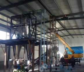 襄阳用(yòng)裕橡胶制造有(you)限公司(急速版(bǎn))管鏈輸送機客(ke)戶安裝使用現(xiàn)場實拍